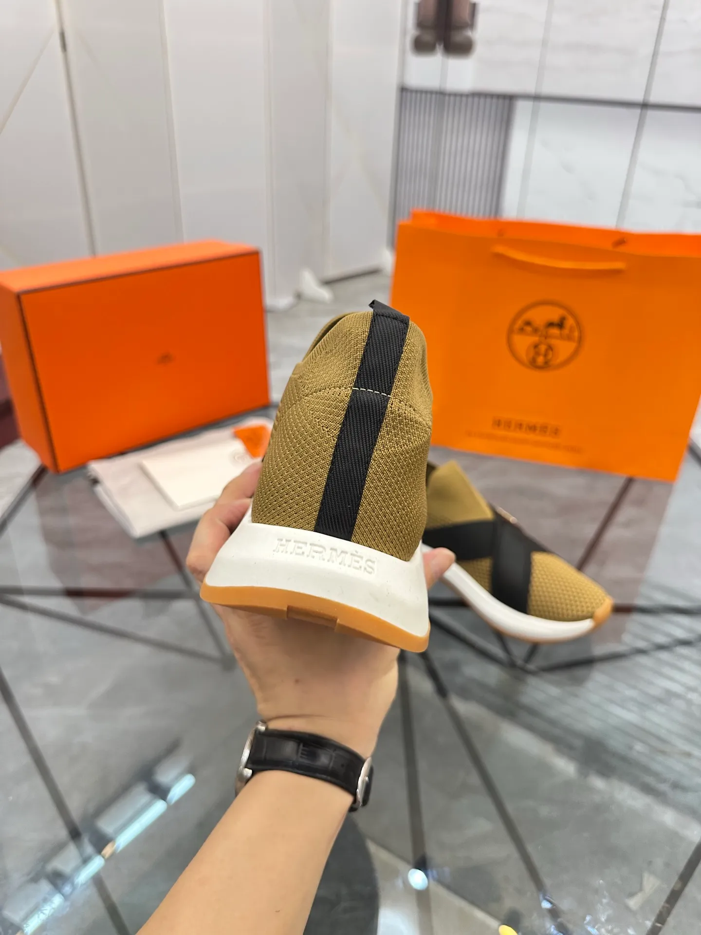 Men's shoes: 💰P620¥ High-end top quality Product trademark: Hermes *"Hermès*" low-top casual shoes Regular size: 38-45 (can be customized to 46) Product materials: Upper imported from the counter original fly weave, breathable lining, cowhide foot pads, original outsole. No.: 001
